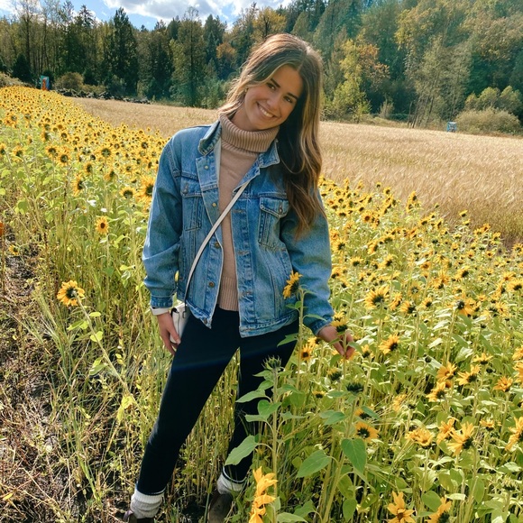 Meet your Posher, Olivia - Picture 1 of 1